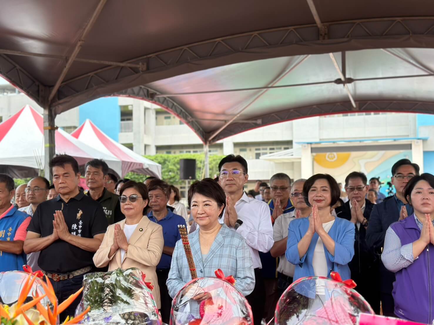 江啟臣與臺中市長盧秀燕等人於動工祈福典禮上合掌祝禱工程平安順利