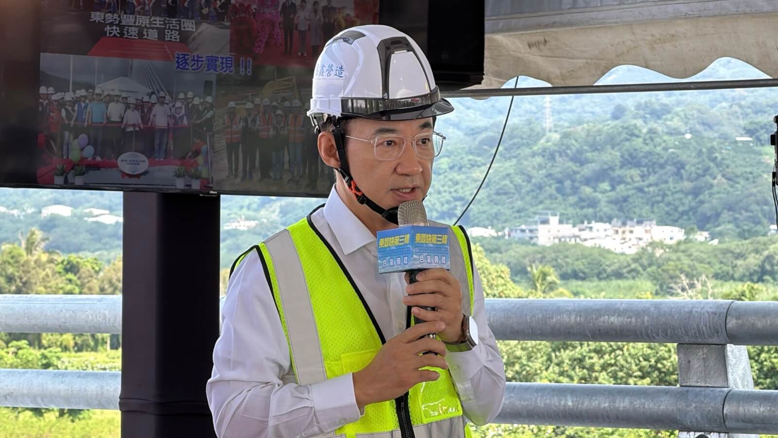 立法院副院長江啟臣戴工程帽出席東豐快第三標合龍典禮並致詞