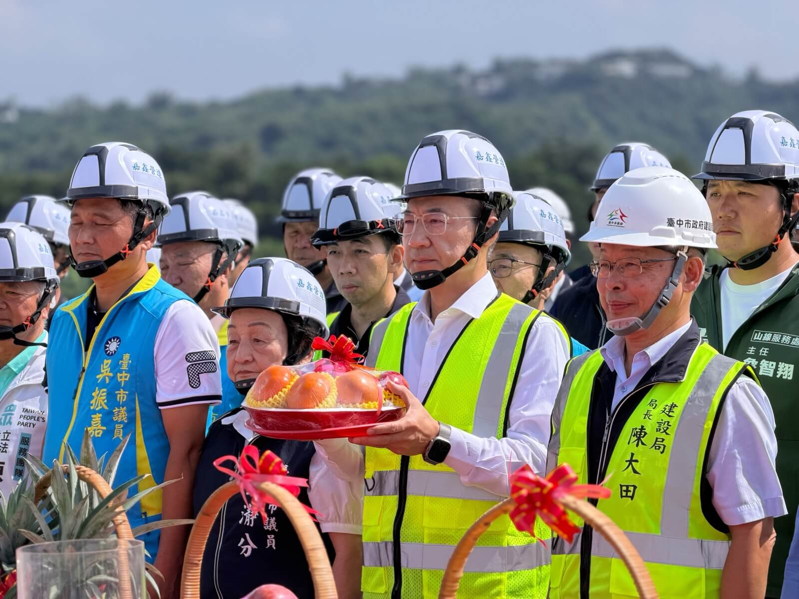 江啟臣與臺中市建設局長陳大田、市議員等人於東豐快第三標合龍典禮上捧供品祈福