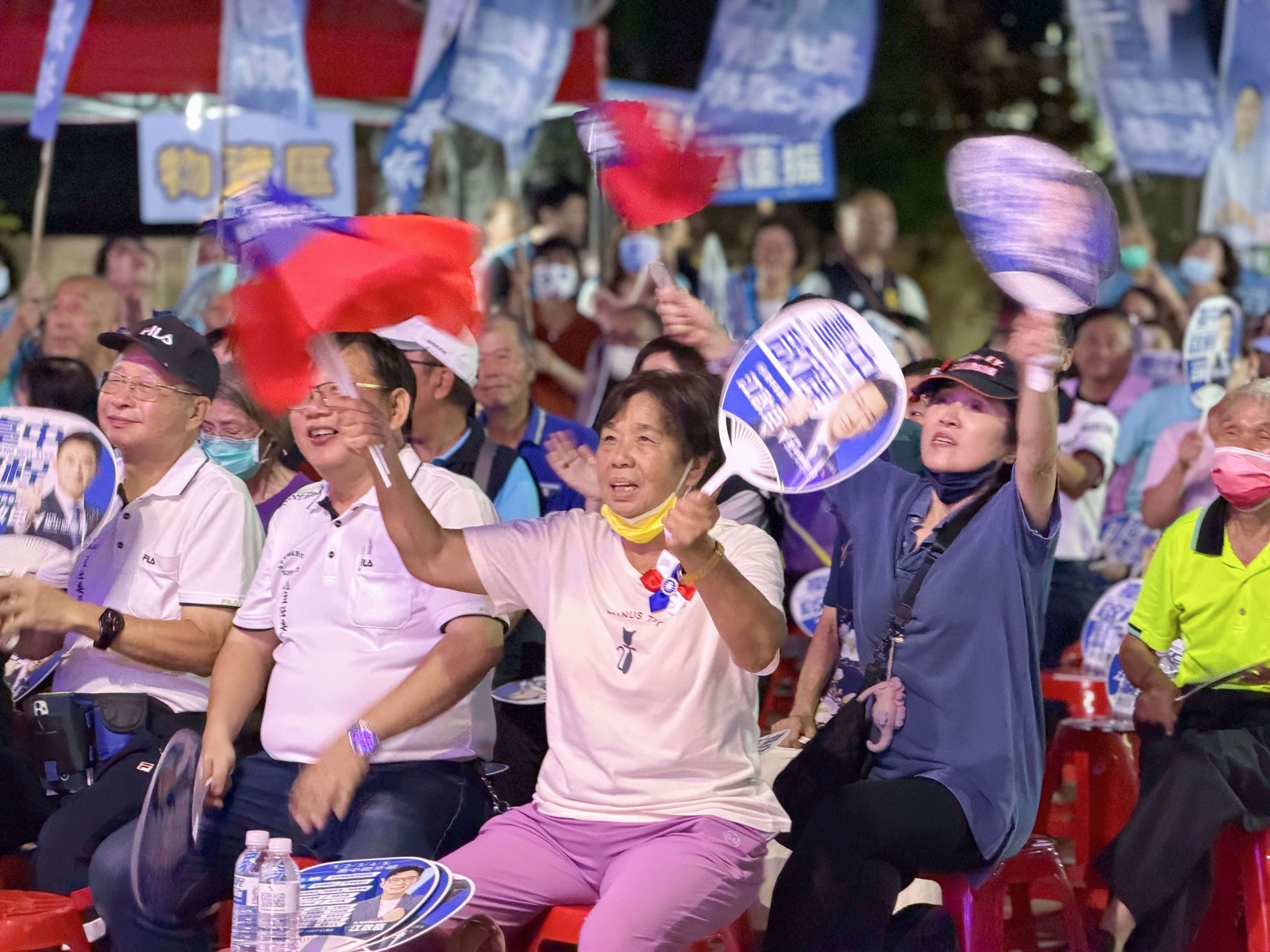 說明會現場鄉親揮舞旗幟與扇牌熱情響應