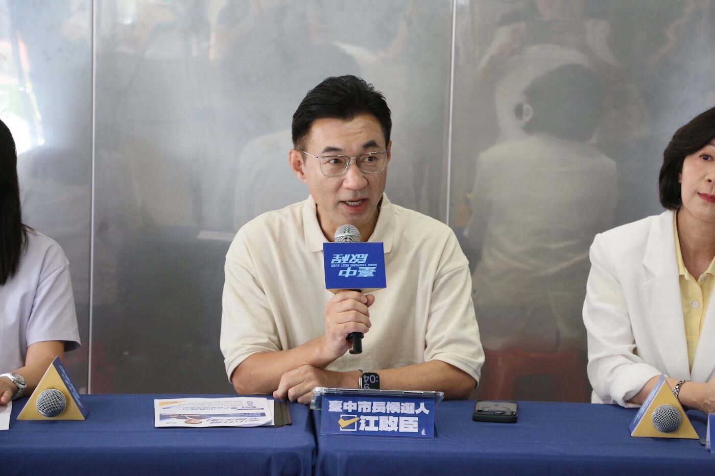 江啟臣在銀髮政策發布記者會上持麥克風說明政策內容