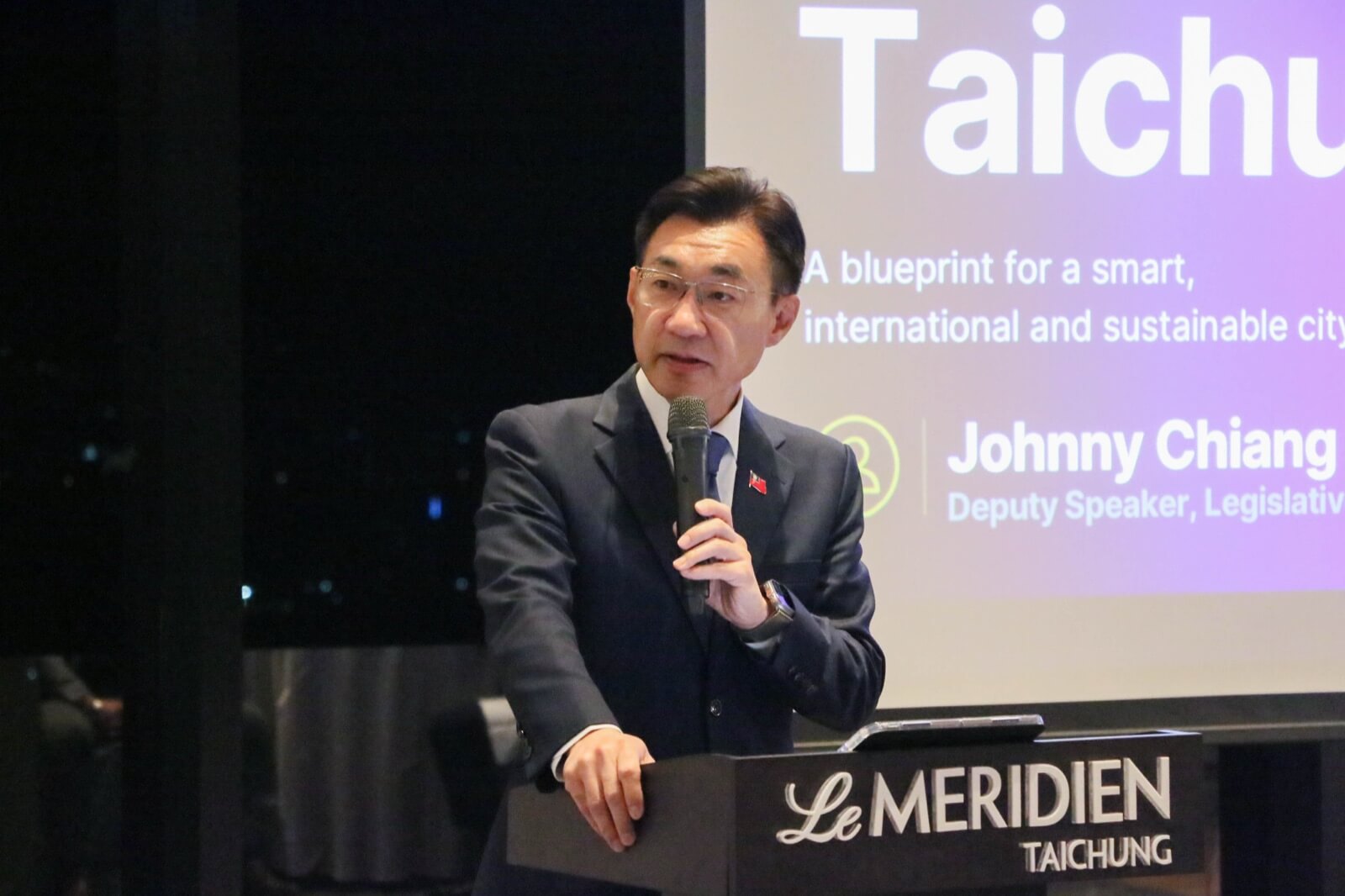 江啟臣在臺中美國商會晚宴上以英語演說，簡報標題為「Taichung: A blueprint for a smart, international and sustainable city」