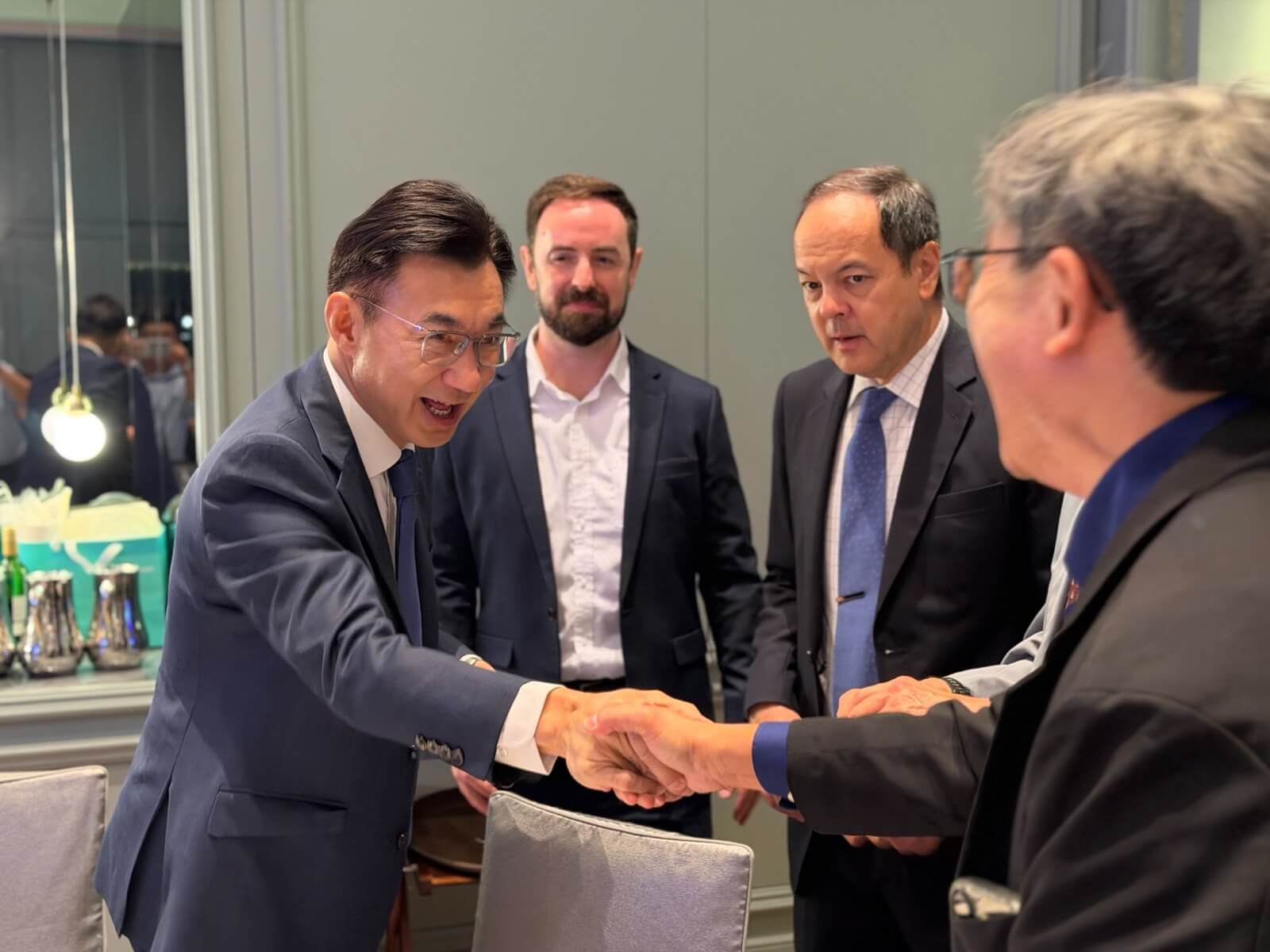 晚宴會後，江啟臣與臺中美國商會的國際人士握手交流
