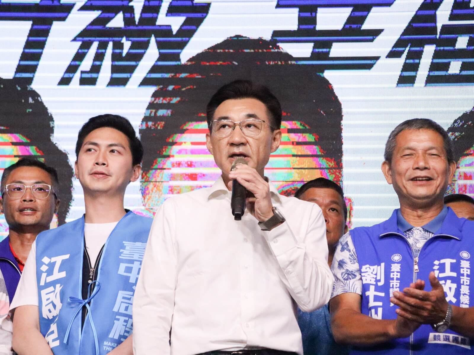 江啟臣在南屯場說明會上持麥克風向鄉親說明政見