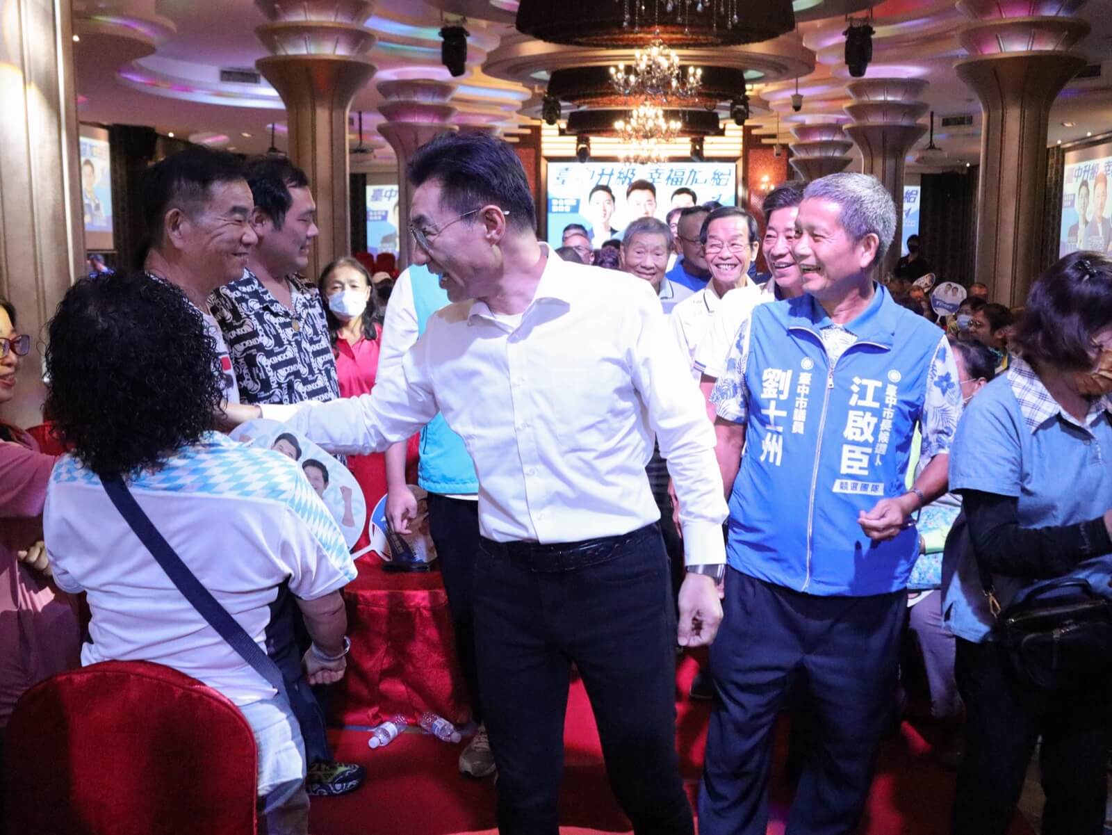 江啟臣在南屯場會場與到場鄉親握手寒暄，市議員劉士州陪同