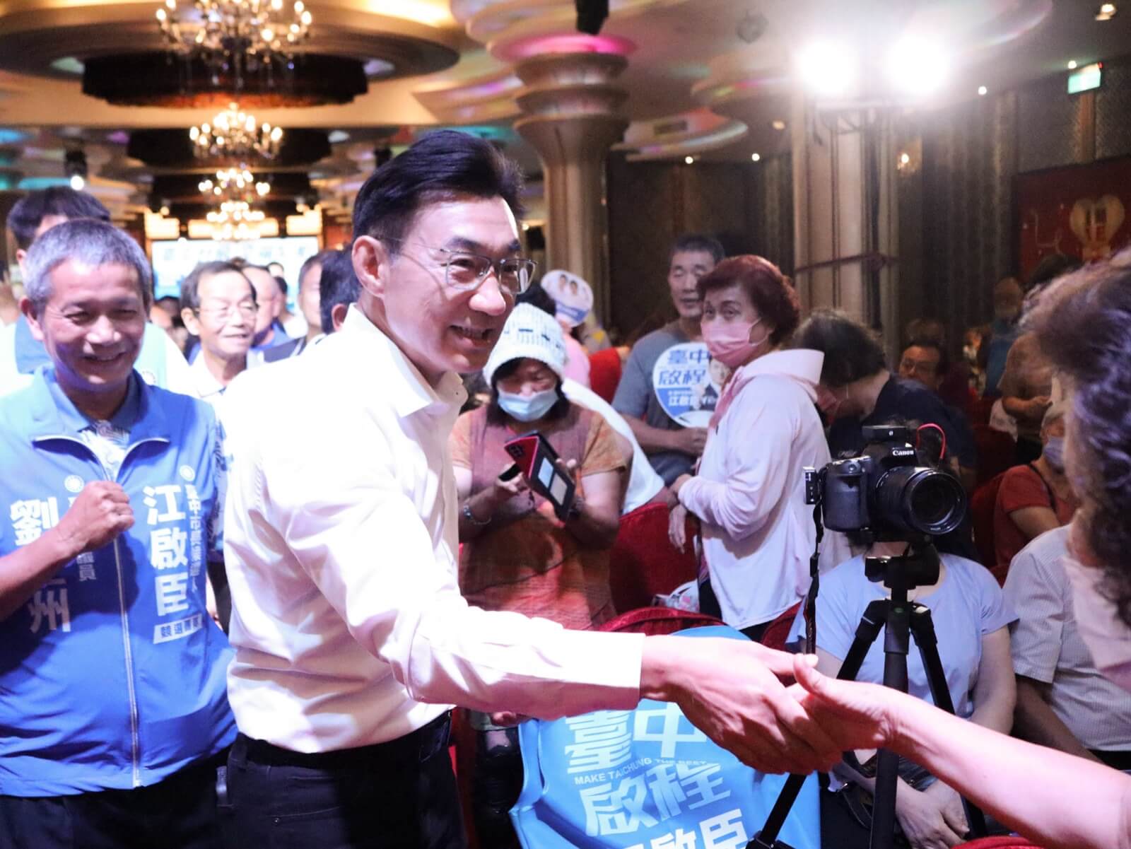 說明會現場，江啟臣走入人群與支持者一一握手致意