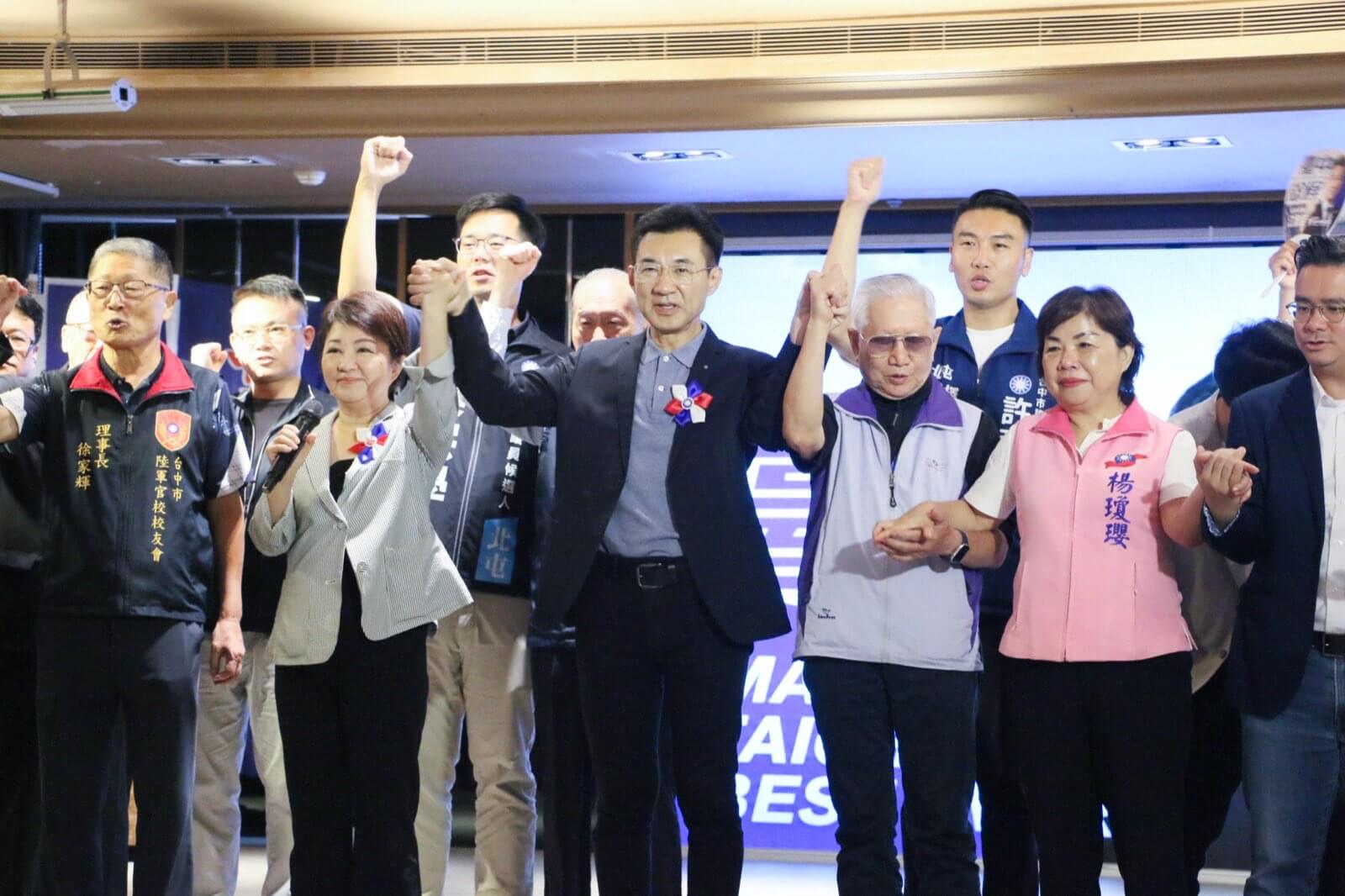 臺中市長盧秀燕在八二三砲戰勝利六十八週年大會上牽起江啟臣的手高舉，公開宣示下一位臺中市長就是江啟臣