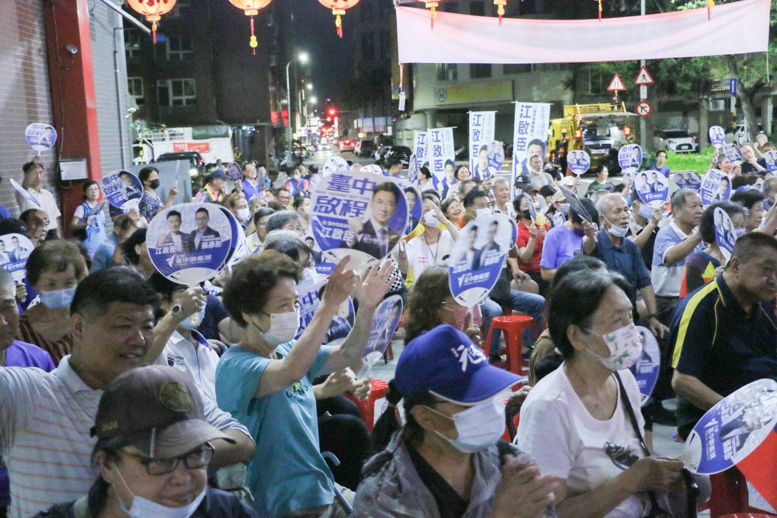 均安宮廟前街道擠滿聽眾，支持者高舉「臺中啟程」宣傳扇與江啟臣旗幟回應台上