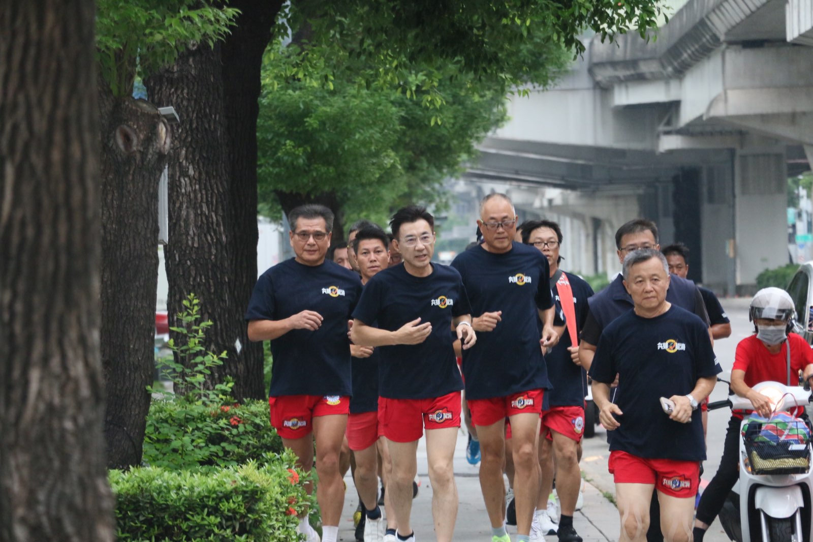 江啟臣與海龍退役弟兄並肩跑步，沿途行經高架橋下的人行道