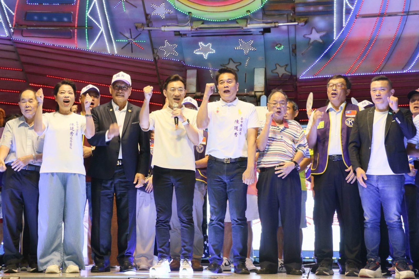 江啟臣出席市議員陳廷秀後援會成立大會，與台上支持者一同高舉手臂喊出口號