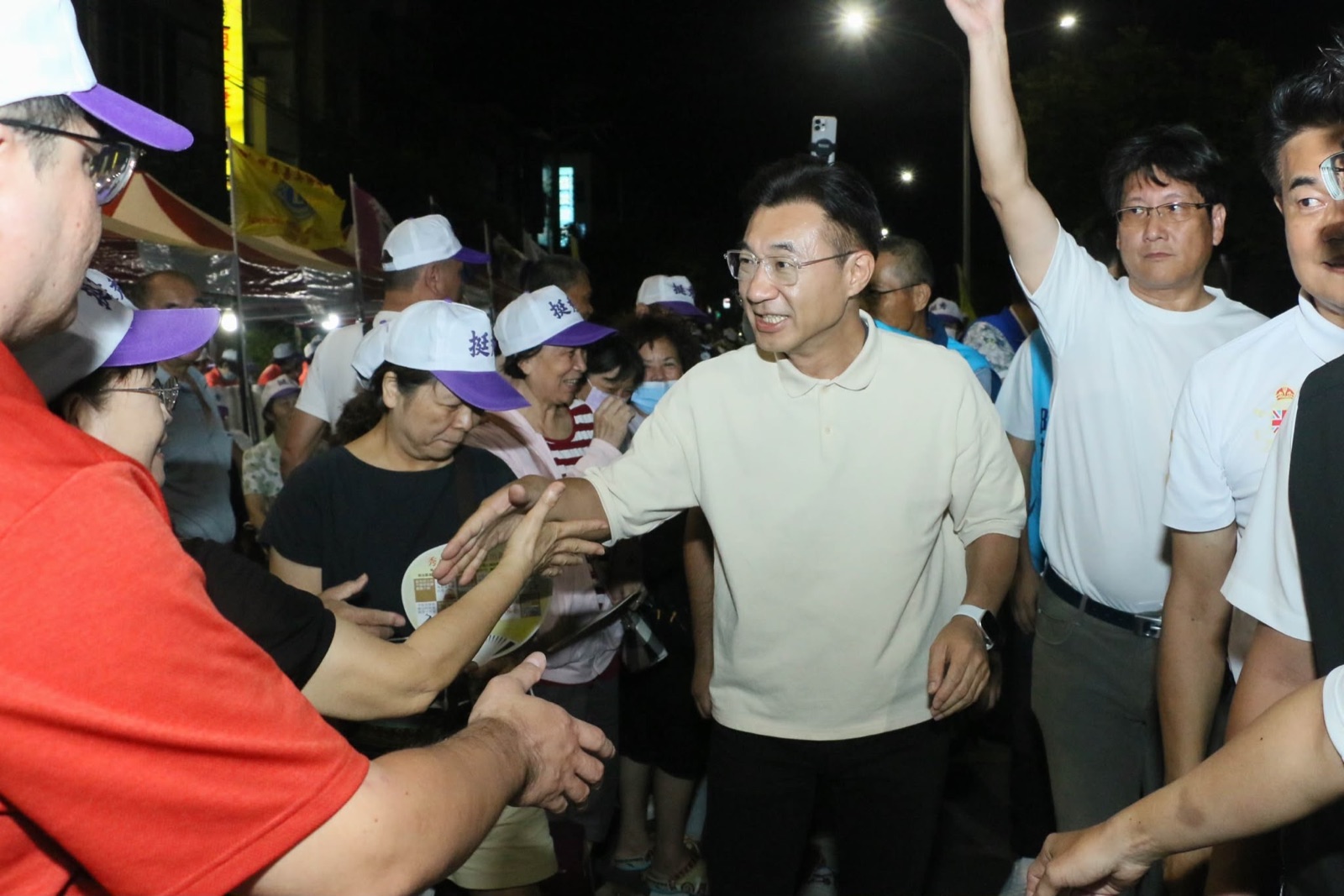 江啟臣在夜市街上與到場的海線鄉親一一握手致意