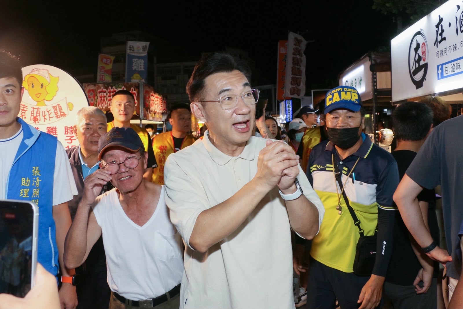 江啟臣走進清水五權夜市，在攤位間向兩旁鄉親抱拳致謝