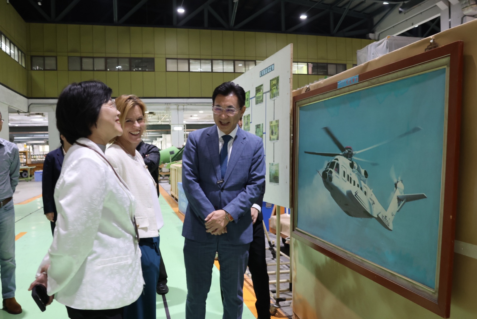 江啟臣走訪漢翔廠區，與來賓一同了解航空機體製造與歷史沿革