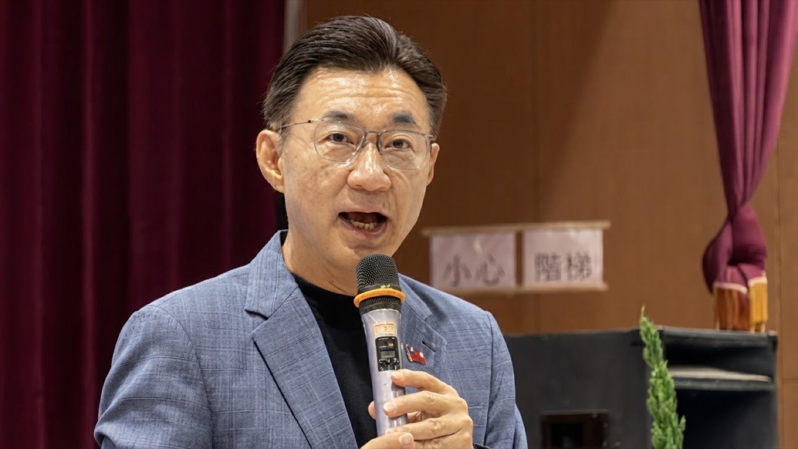 江啟臣出席漢翔公司企業工會會員大會，持麥克風向與會員工發表談話