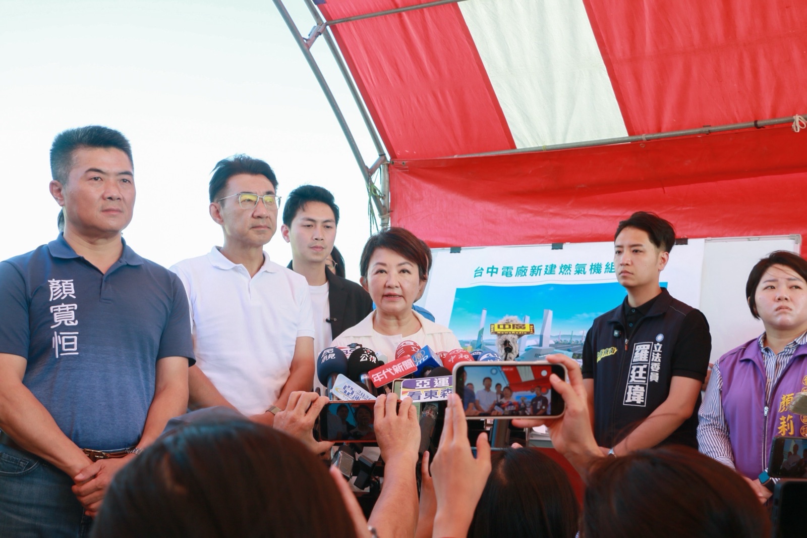 視察後聯合媒體採訪，盧秀燕受訪說明，江啟臣與立委顏寬恒、羅廷瑋等人在旁