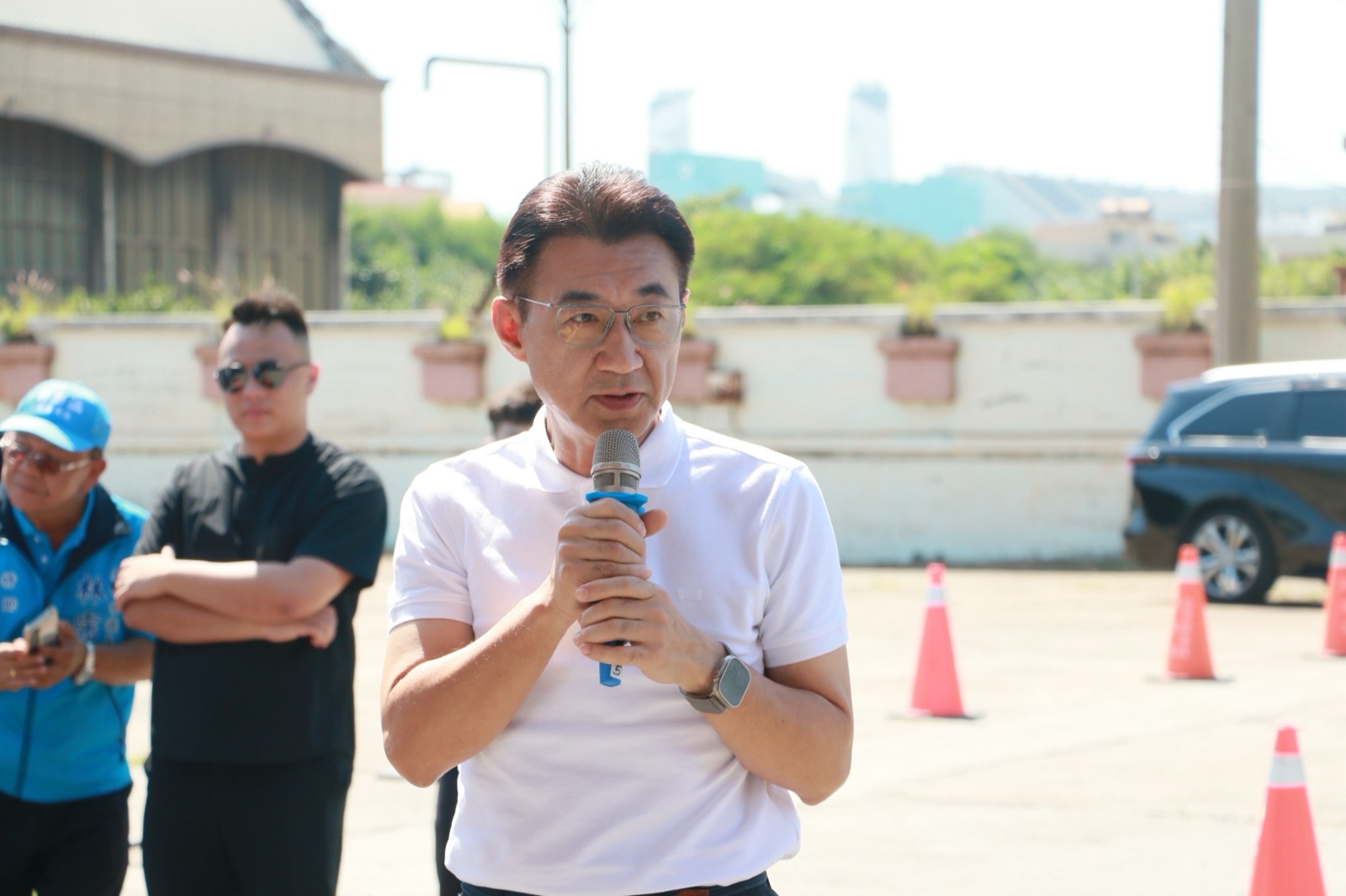 江啟臣在臺中火力發電廠廠區持麥克風發言
