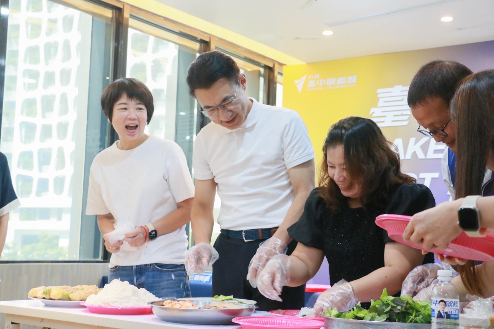 江啟臣與新住民朋友一同動手包越南春捲，體驗家鄉美食製作
