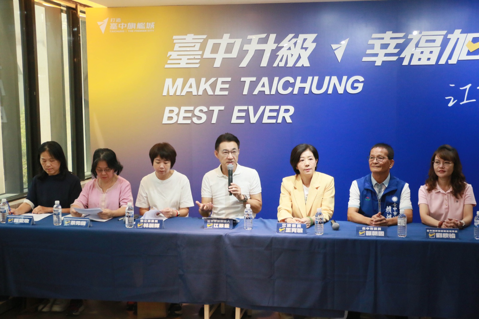 新住民政策發布會出席來賓於主桌就座，江啟臣居中說明政策內容