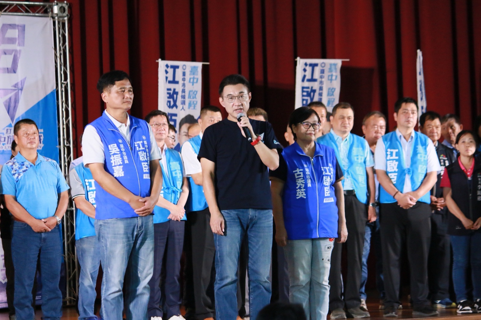 江啟臣在說明會上持麥克風向鄉親說明建設進度，市議員吳振嘉、古秀英在旁