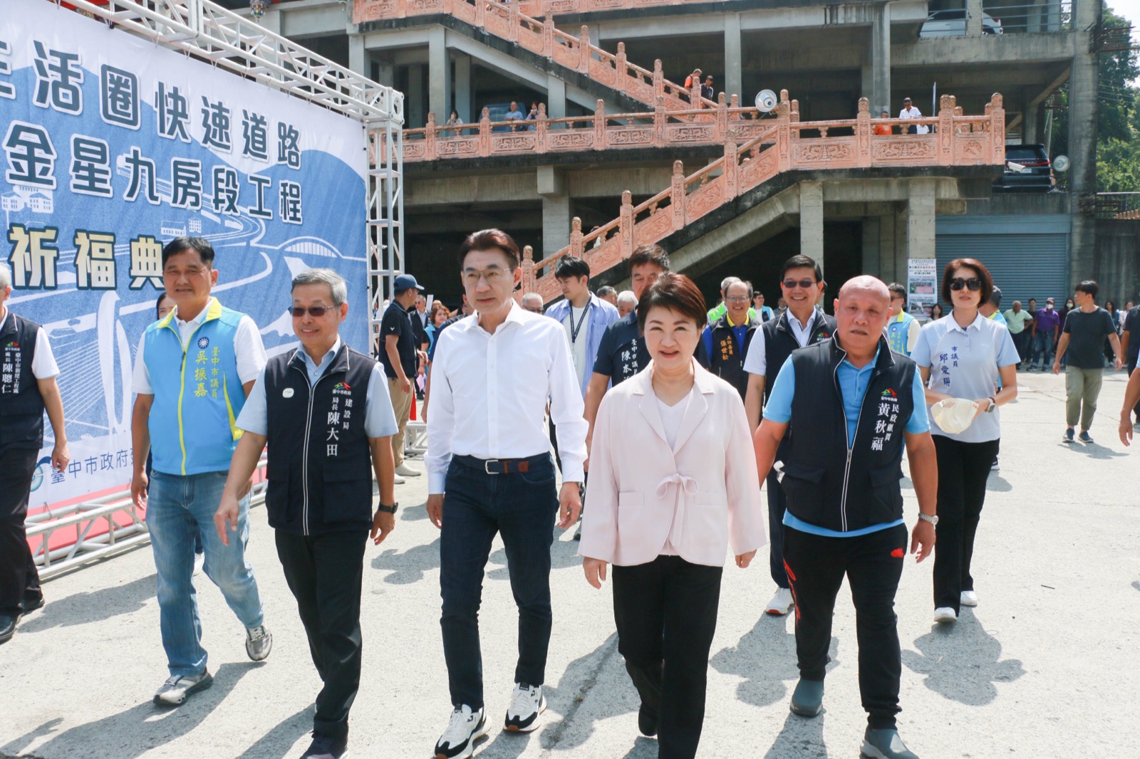 江啟臣與臺中市長盧秀燕、建設局長陳大田及地方民代一同步入典禮會場