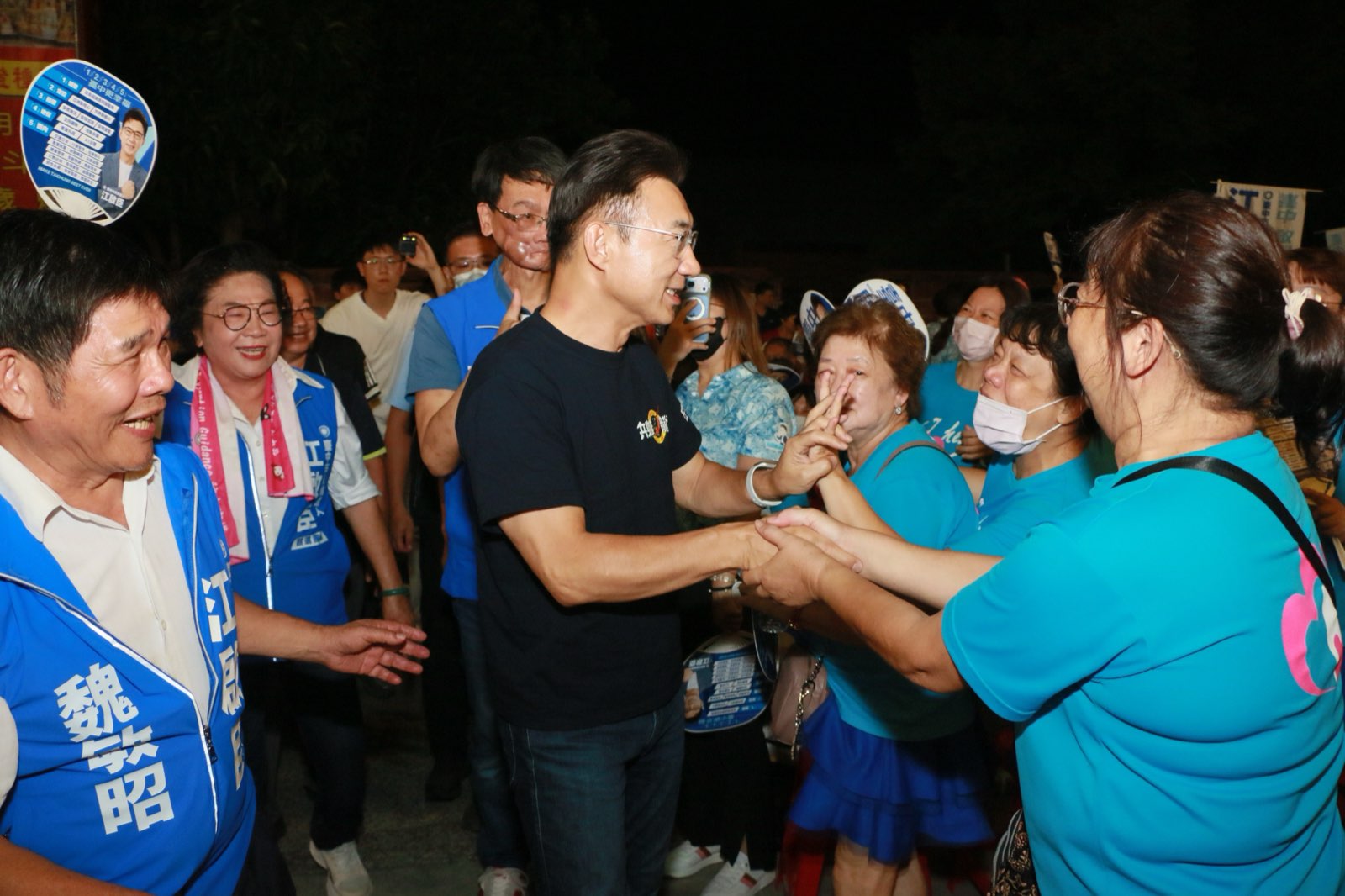 江啟臣與熱情鄉親握手寒暄，臺中市農會理事長魏敏昭在旁陪同