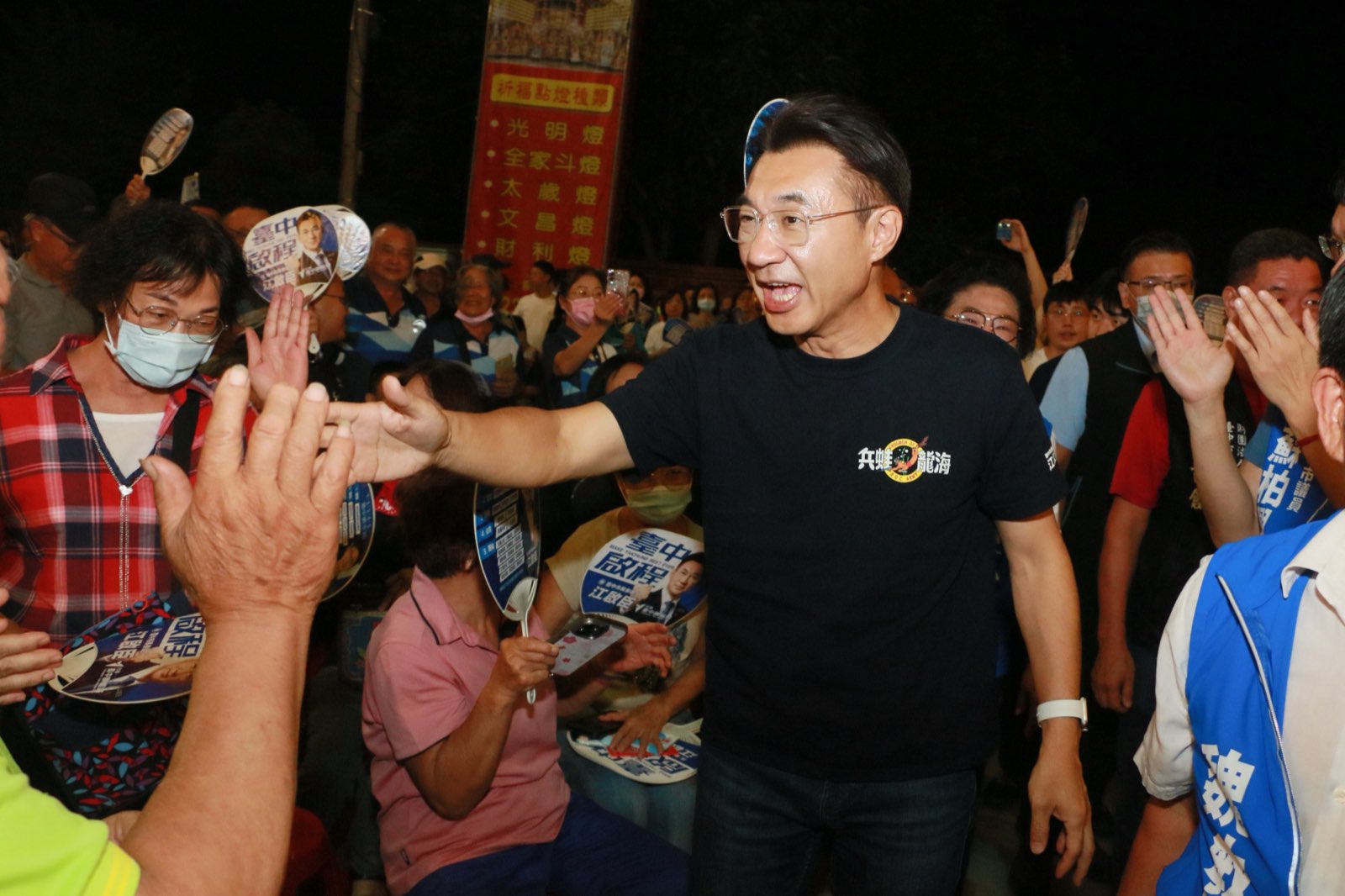 江啟臣在南天宮廟埕進場，伸手與沿途鄉親擊掌致意
