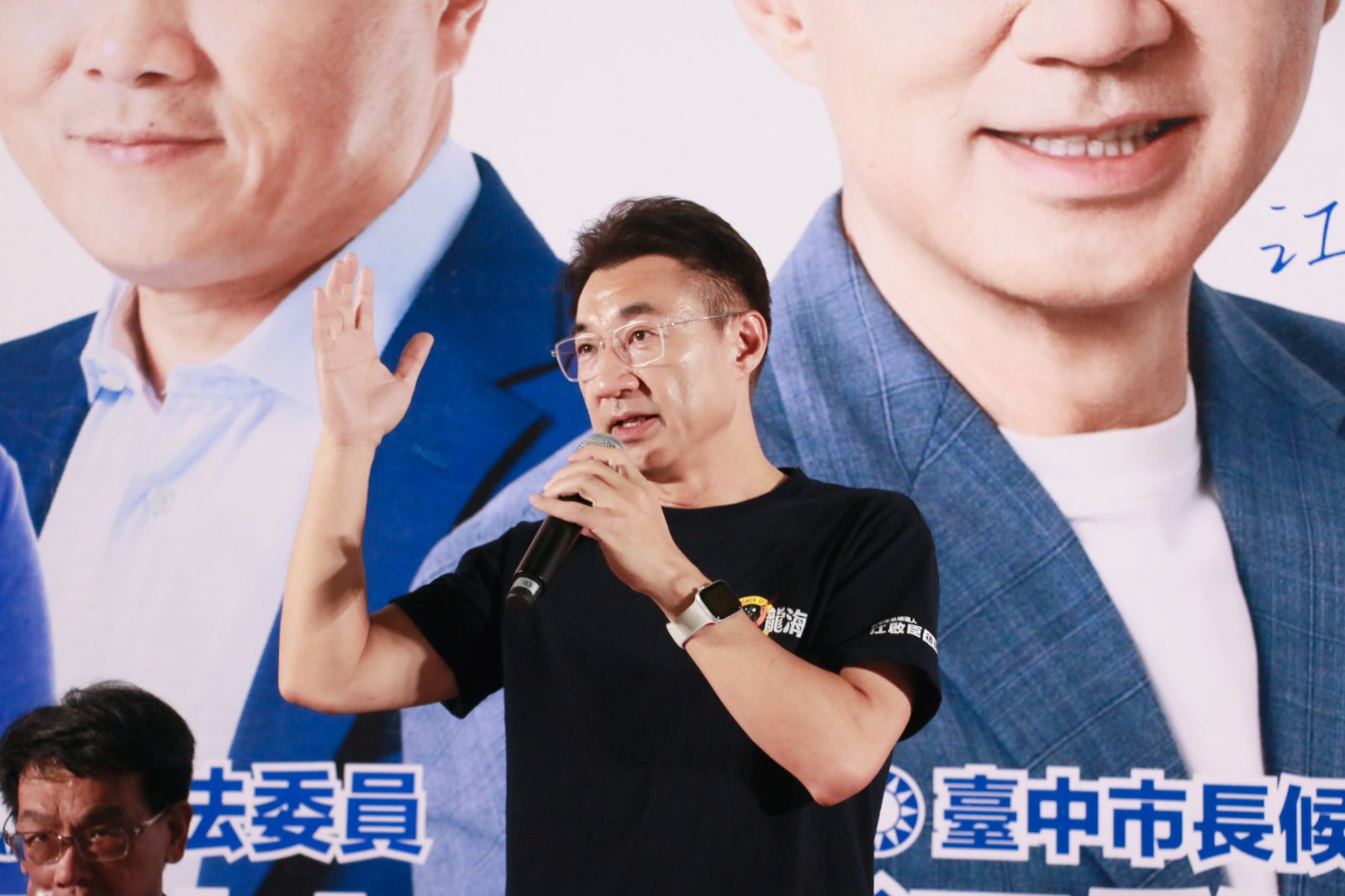 江啟臣舉手持麥克風致詞的近照