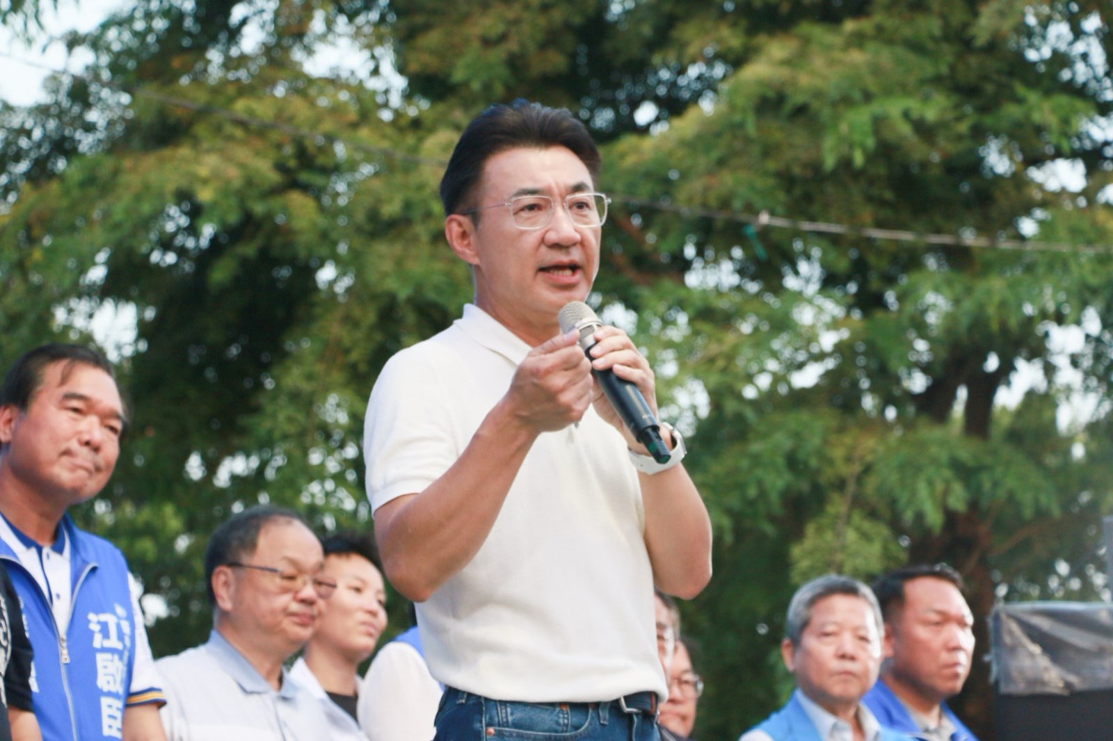 江啟臣在問政說明會上持麥克風說明「20分鐘生活圈」政見