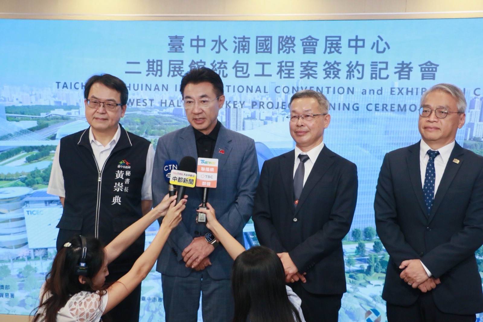 江啟臣在簽約記者會後接受媒體聯訪
