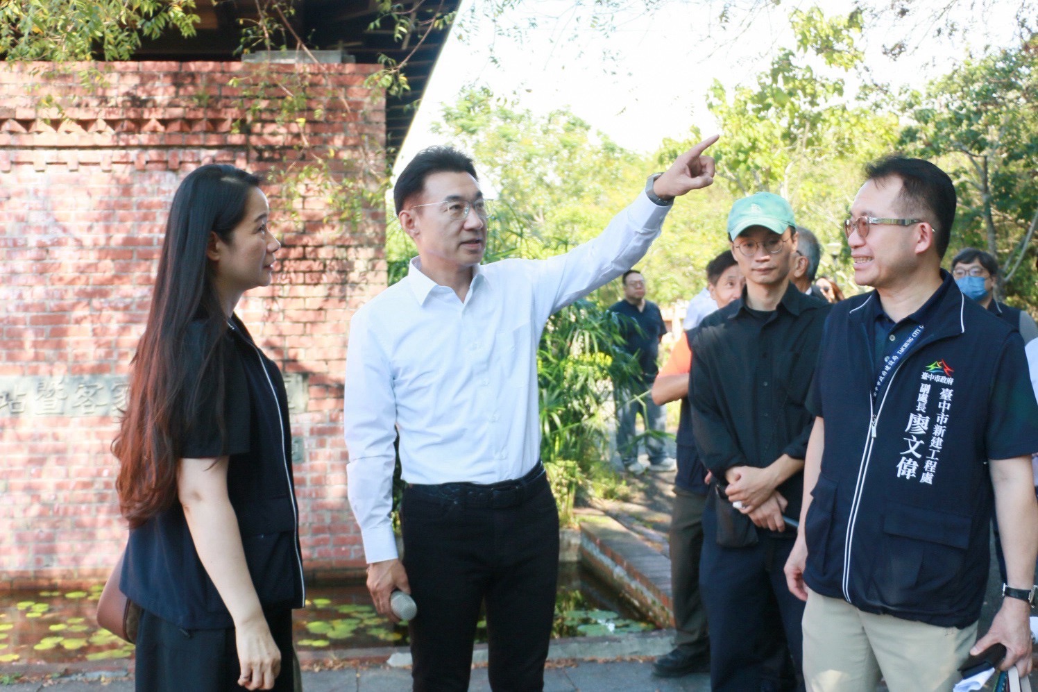 江啟臣在東勢客家文化園區現地會勘，向與會人員指出舊火車站復舊範圍，新建工程處副處長廖文偉在旁
