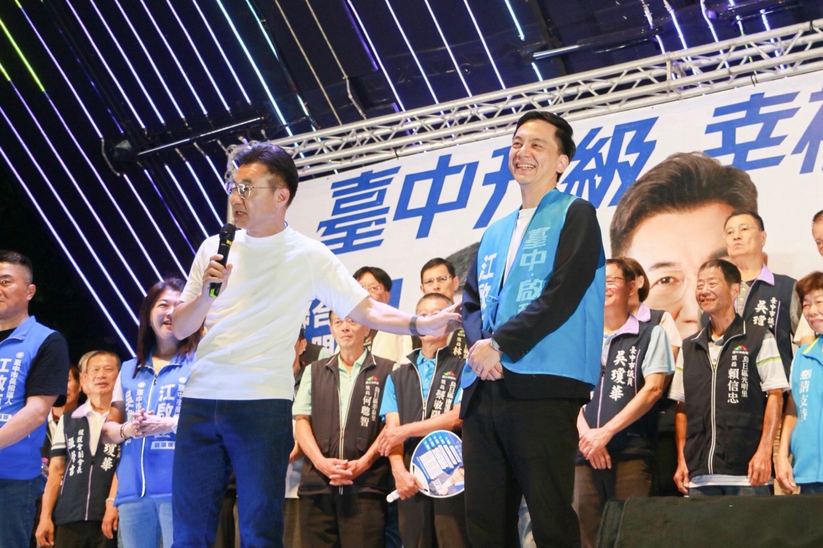江啟臣在台上介紹到場助講的立委牛煦庭
