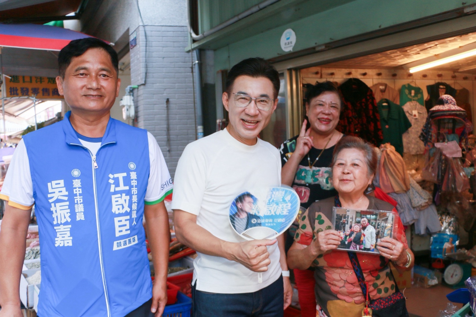 高齡86歲的鐵粉阿嬤拿出珍藏多年的合照，與江啟臣、吳振嘉合影