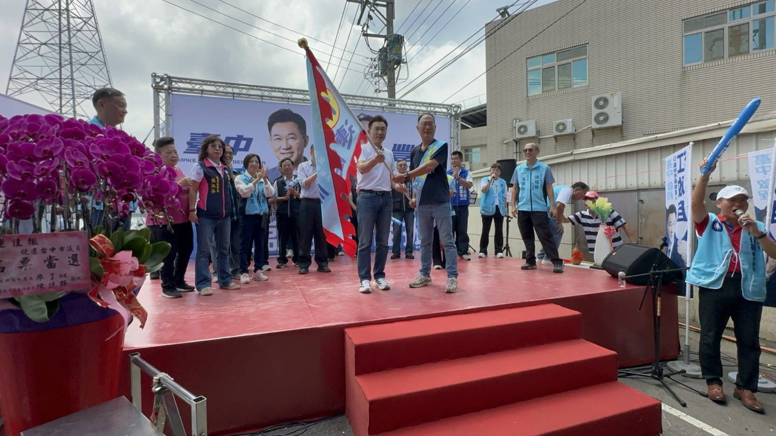 江啟臣在聯合競選總部成立大會上，親自將戰旗交給市議員候選人連佳振