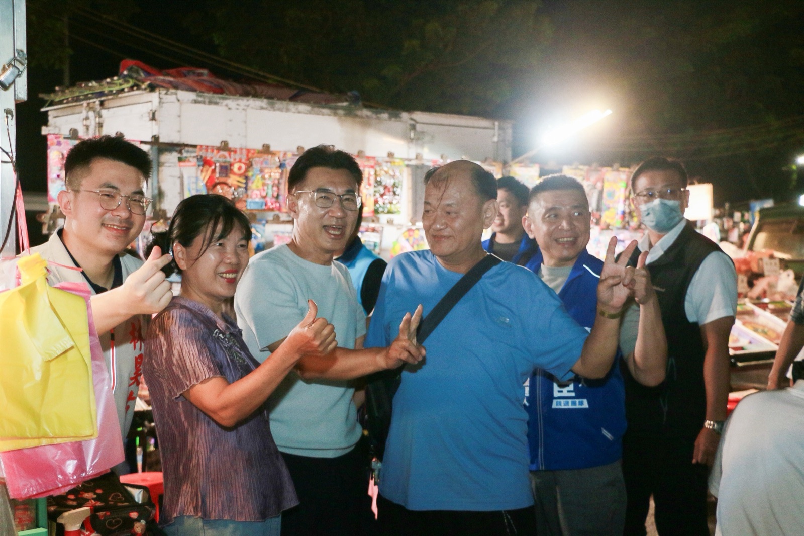 夜市攤商與支持者爭相與江啟臣合影
