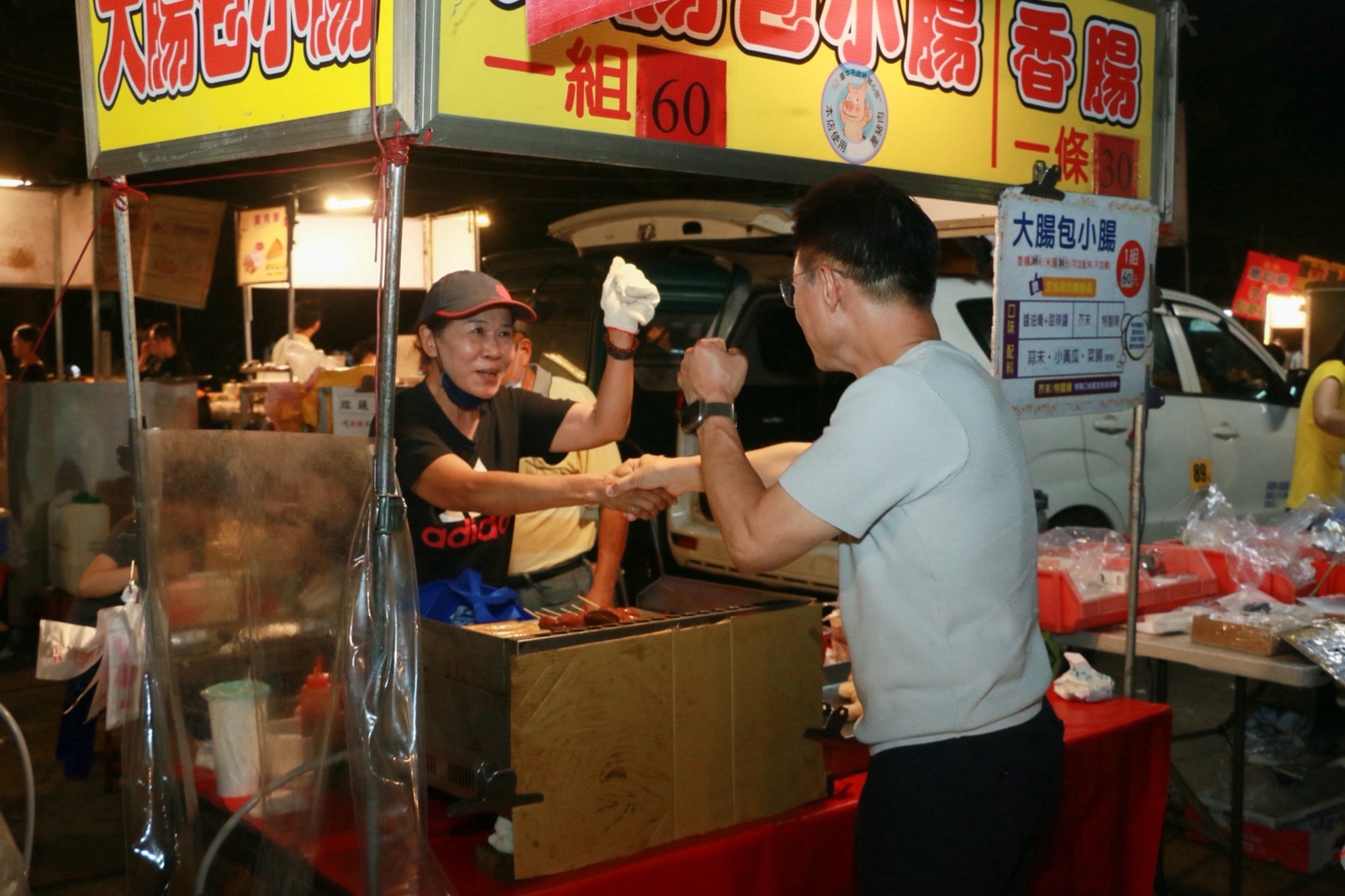 江啟臣在龍井自強夜市與大腸包小腸攤商握手打氣