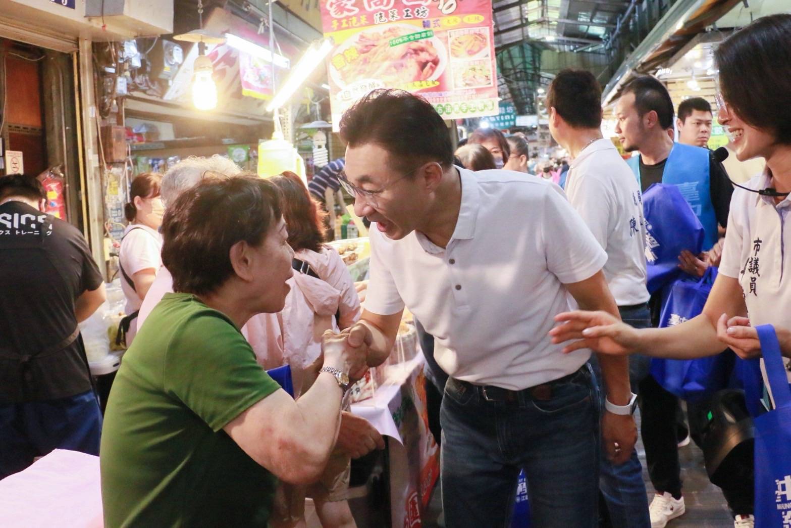 江啟臣彎身與市場裡的長輩握手問候