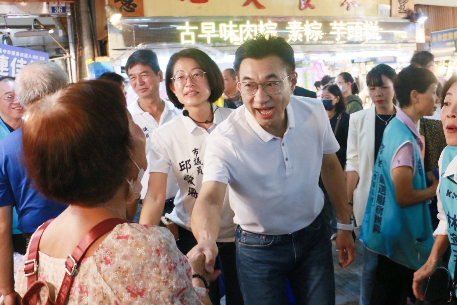 江啟臣與市議員邱愛珊等人走入豐原第一市場，沿途與鄉親握手