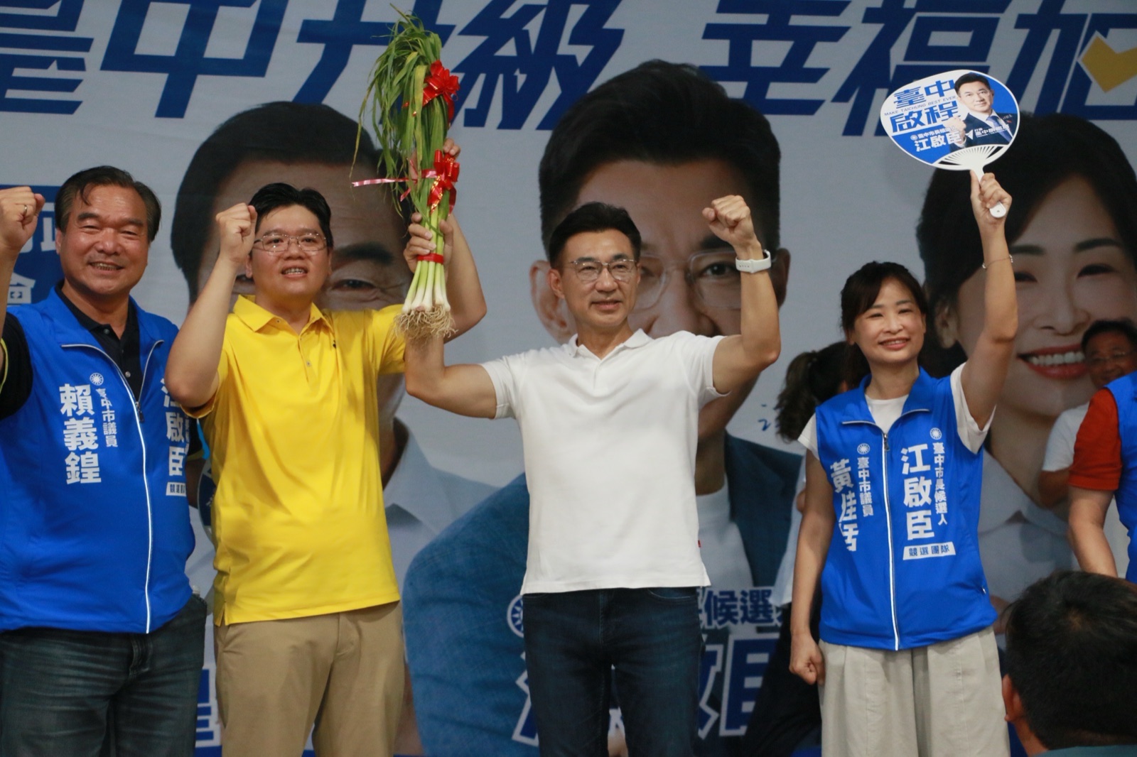 江啟臣與賴義鍠、黃佳恬及宮廟委員會代表一同舉起「凍蒜」蒜苗，握拳為選戰加油