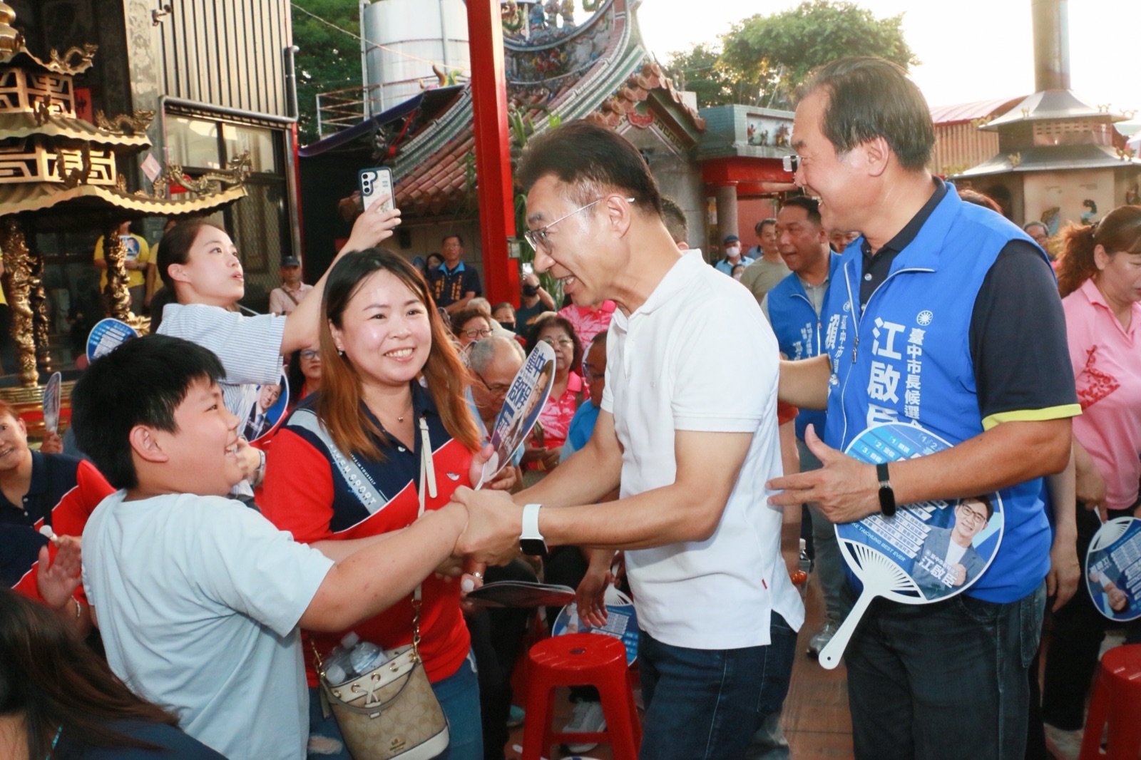 江啟臣與賴義鍠走入人群，與小朋友及家長握手問候