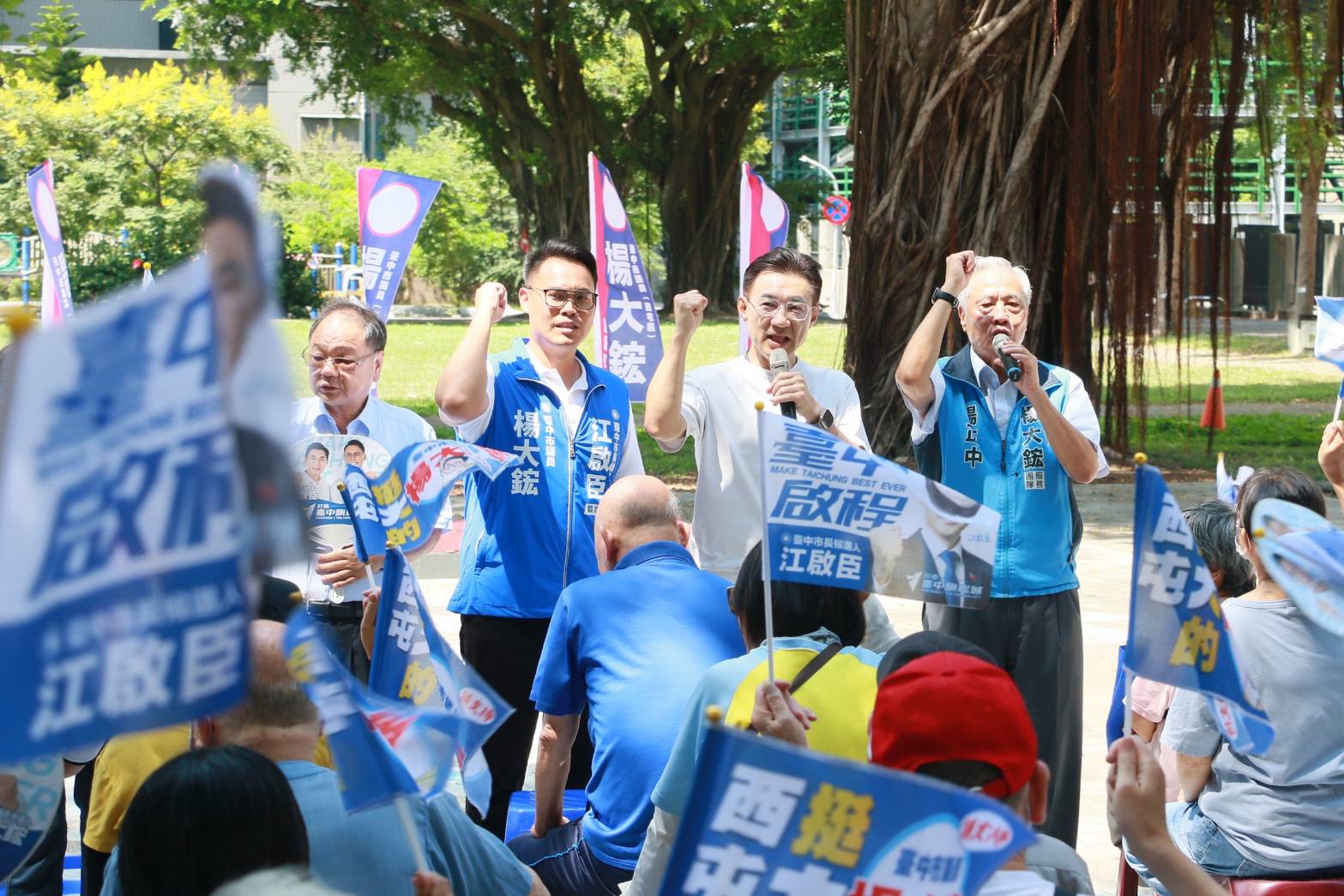 江啟臣與市議員楊大鋐、前議員楊正中在西屯大鵬新村向鄉親握拳懇託