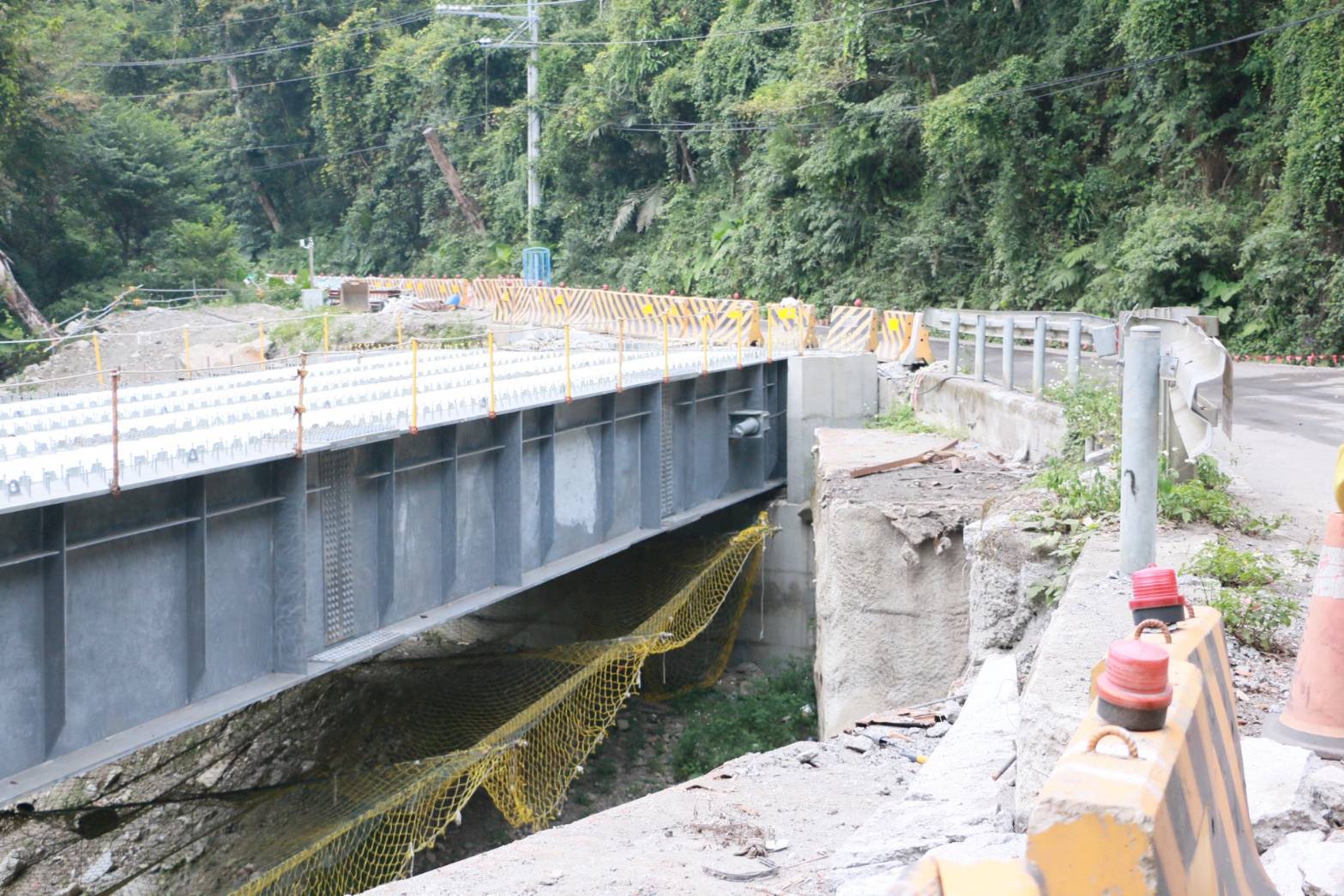江啟臣視察的台8線臨37便道鋼便橋，橋面已完成、尚待接通舊路段