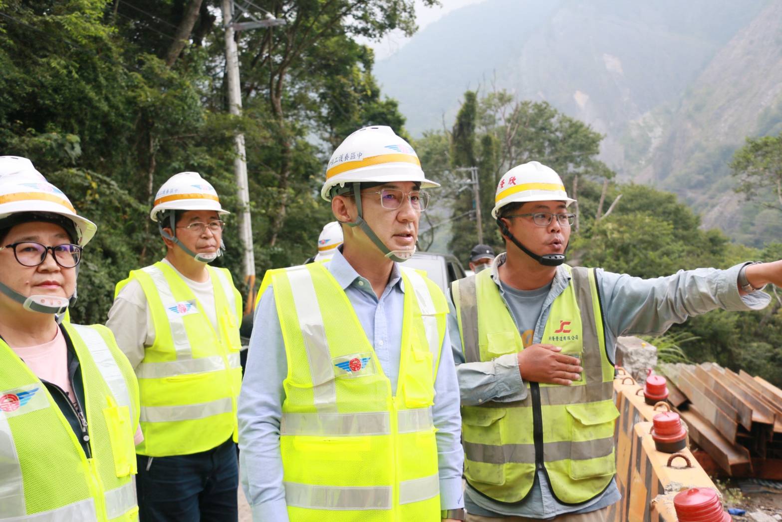 江啟臣聽取谷關工務段段長饒哲銘簡報，關心各工區施工細節