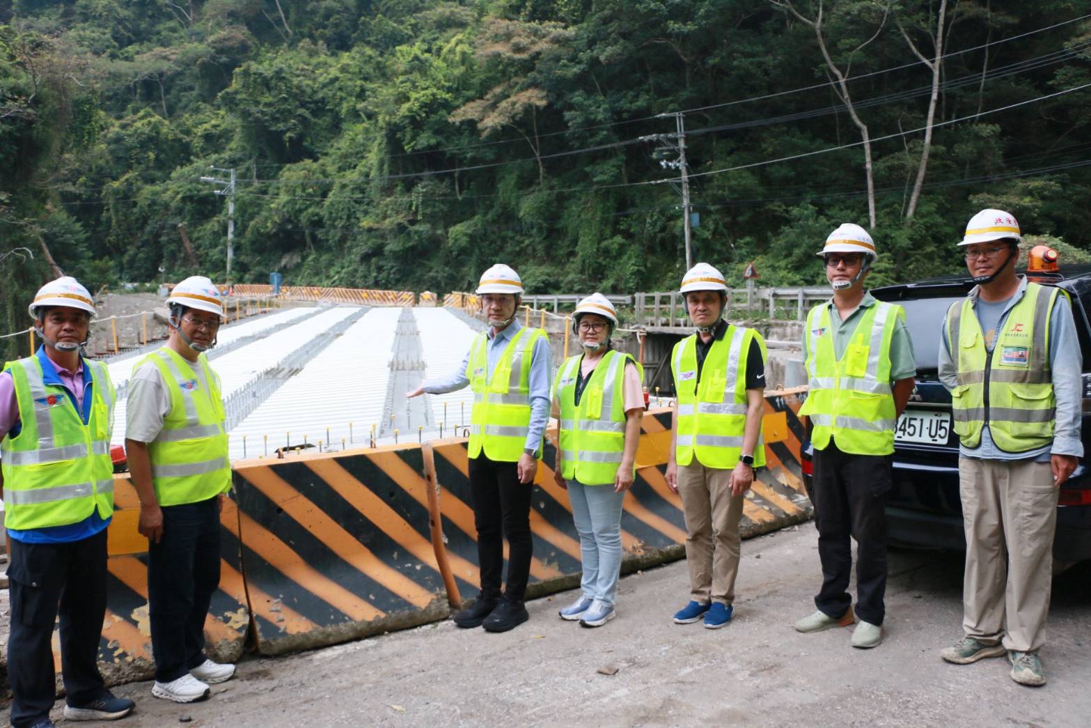 江啟臣與谷關工務段人員在新建橋梁前合影