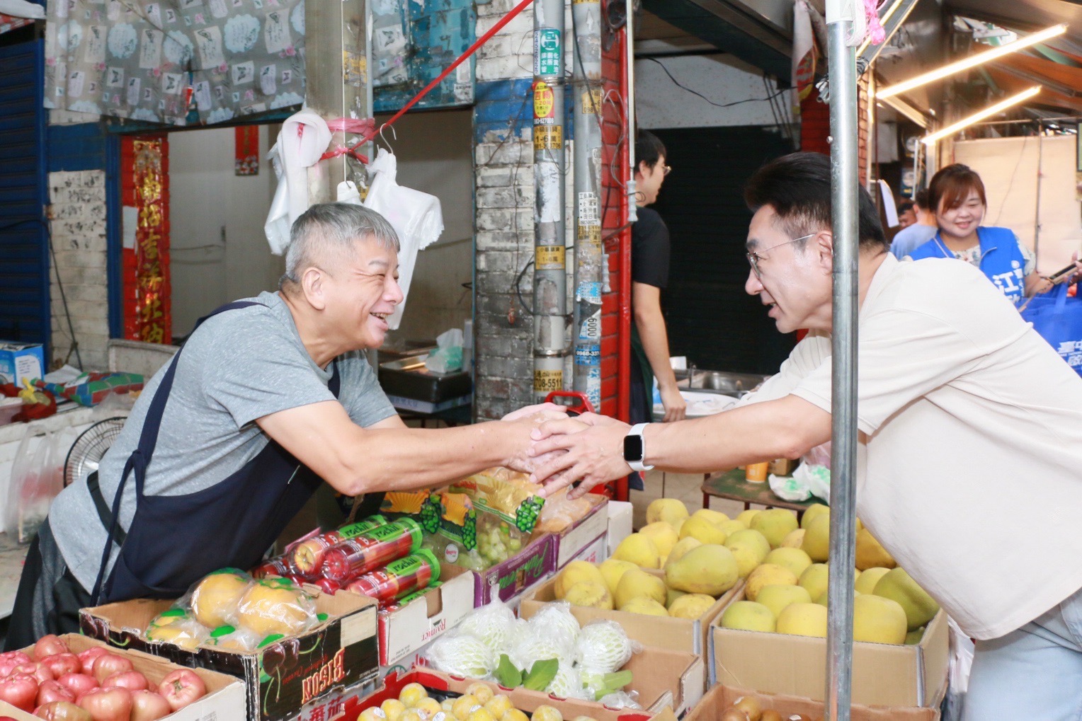 江啟臣走訪水果攤，與攤商握手互動