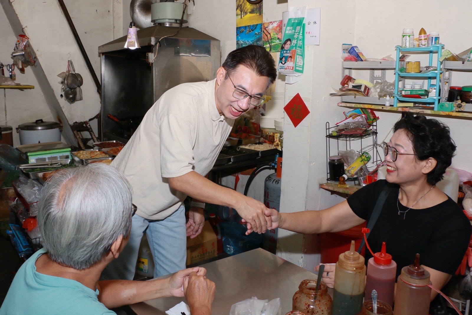 江啟臣走進西屯市場店家，與長輩及店家握手問候