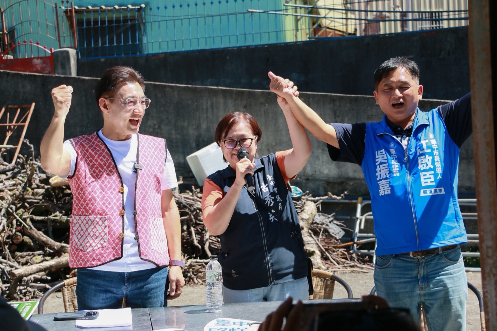 江啟臣與市議員古秀英、吳振嘉在環山部落高舉雙手，為選戰加油