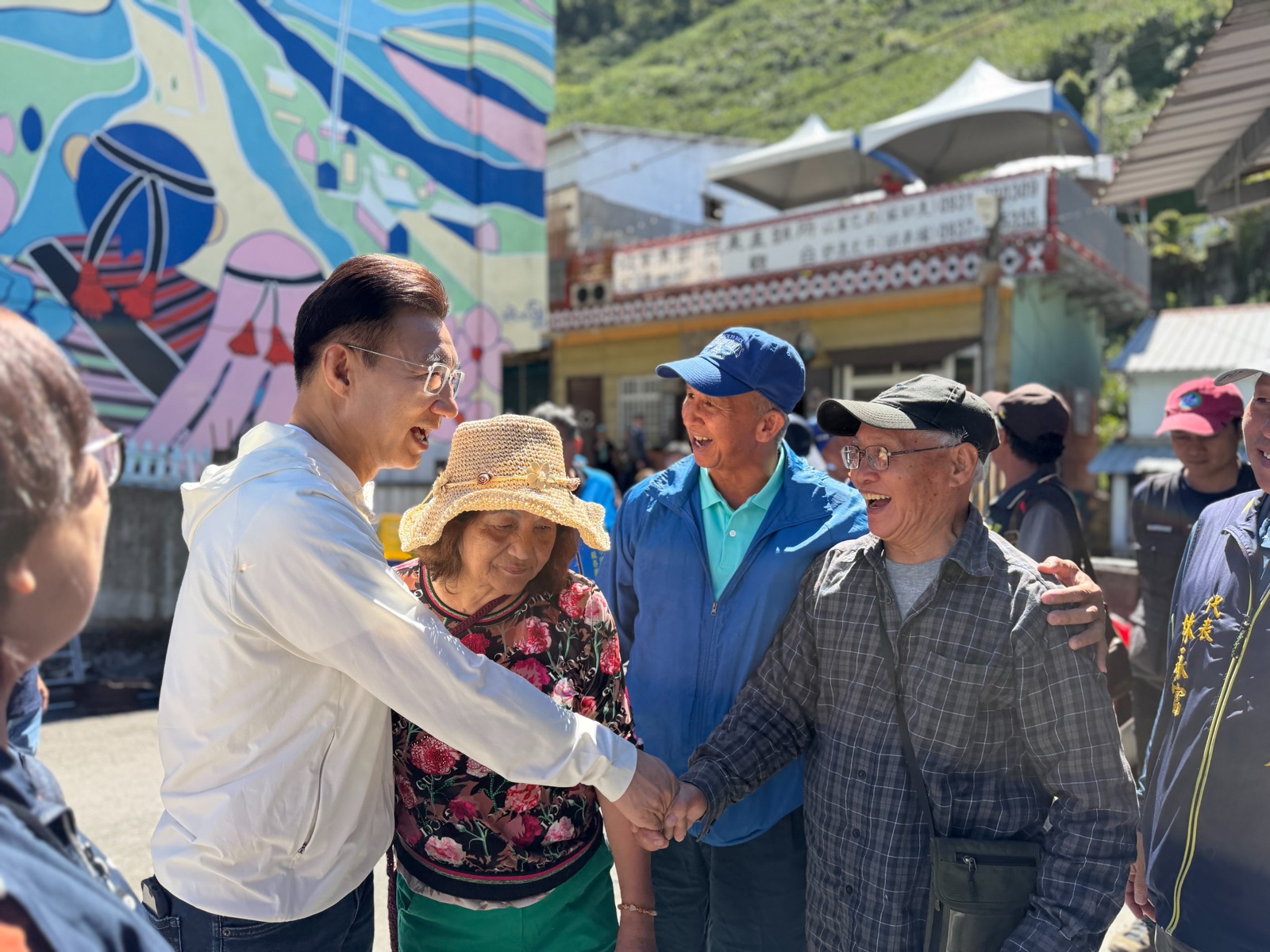 江啟臣抵達和平區環山部落，與族人握手寒暄，受到熱烈歡迎