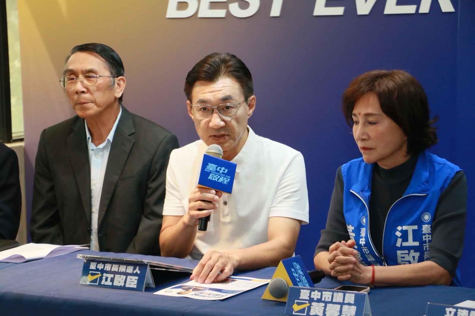 江啟臣在教育政策記者會上說明「六大教育優先政策」，市議員黃馨慧在旁