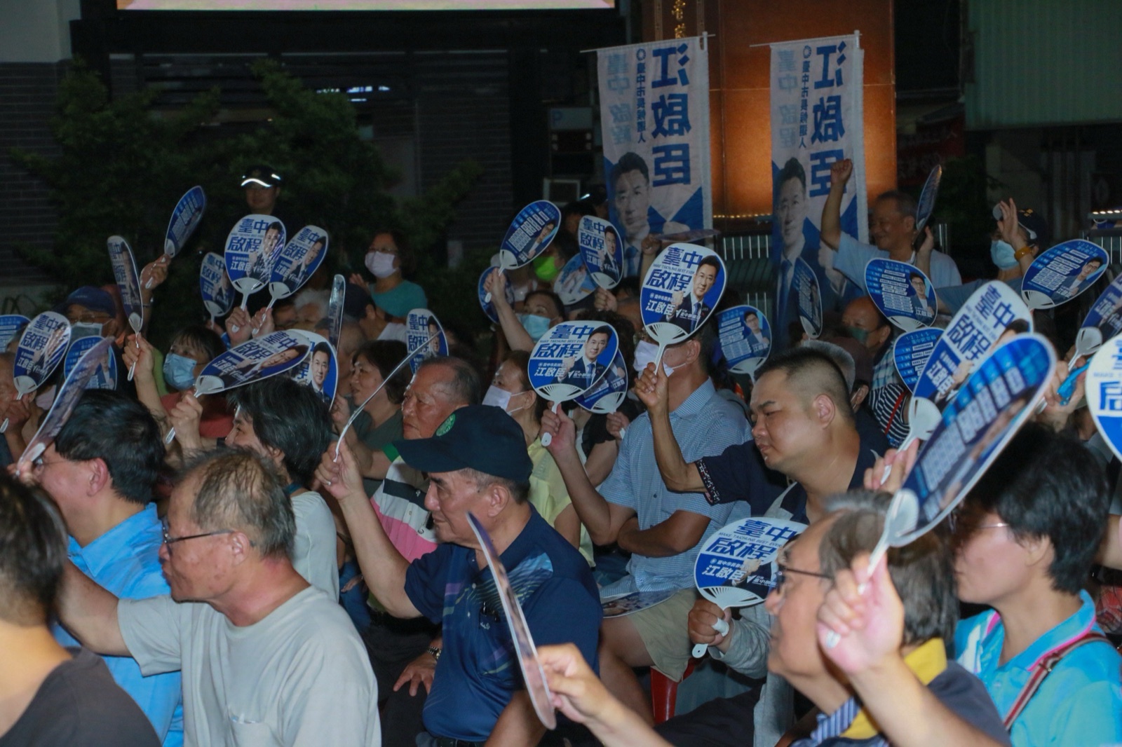 鄉親揮舞「臺中啟程」扇子，一起跳「發兩萬、打皮蛇、卡好用」
