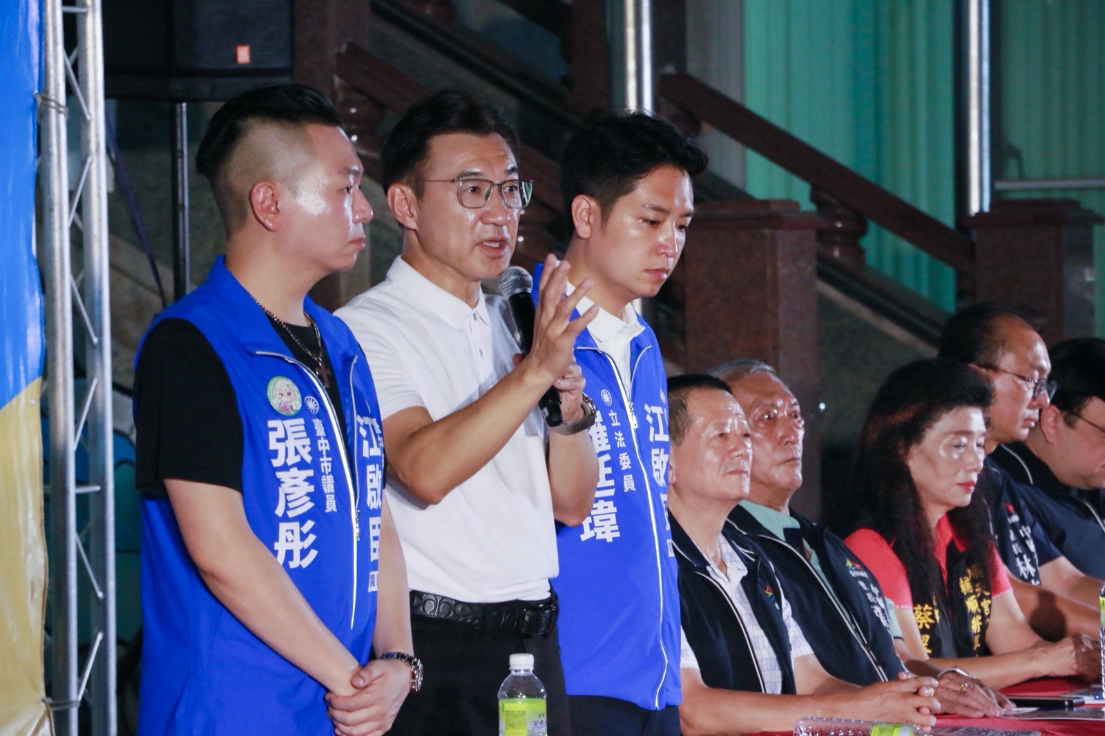 江啟臣在中西區說明會上發言，市議員張彥彤、立委羅廷瑋在旁